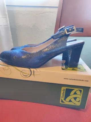 Zapatos de tacón Trebede azul y negro