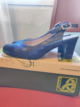 Zapatos de tacón Trebede azul y negro
