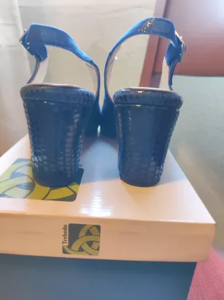 Zapatos de tacón Trebede azul y negro