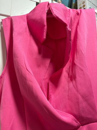 Mono rosa sin mangas