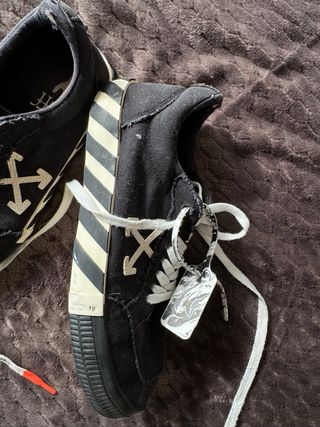 Zapatillas Off-White Negras y Blancas