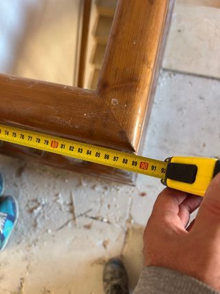 Balaustres y pasamanos de madera color nogal