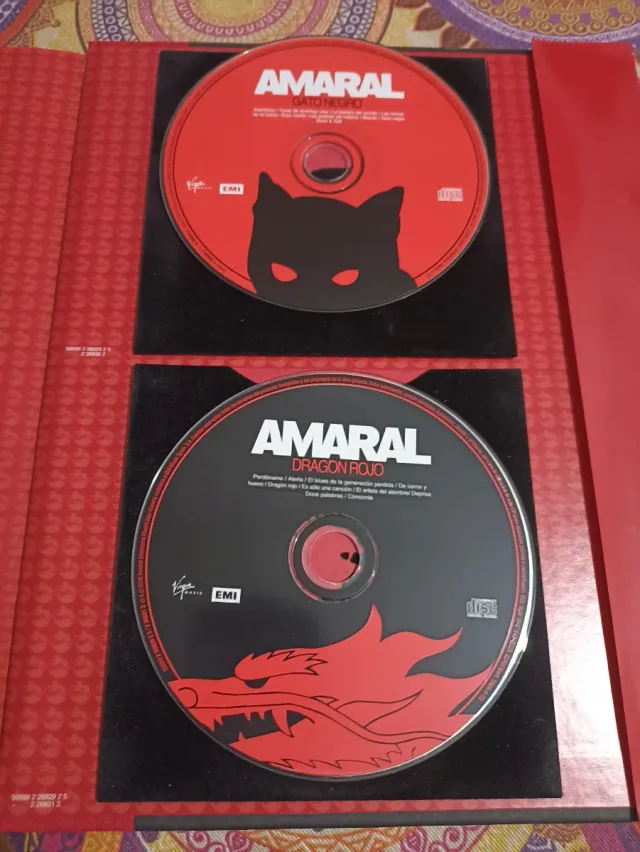 Amaral Doble CD-Libro Gato Negro, Dragón Rojo