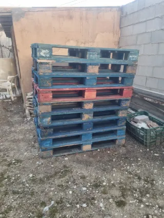 Palets de madera azul y rojo