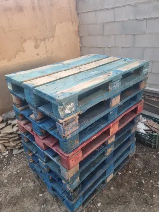 Palets de madera azul y rojo