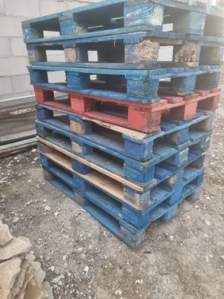 Palets de madera azul y rojo