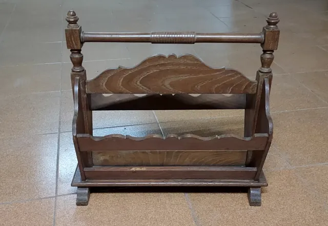 Revistero antiguo de madera