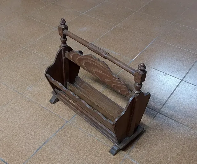 Revistero antiguo de madera