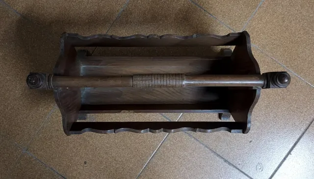 Revistero antiguo de madera