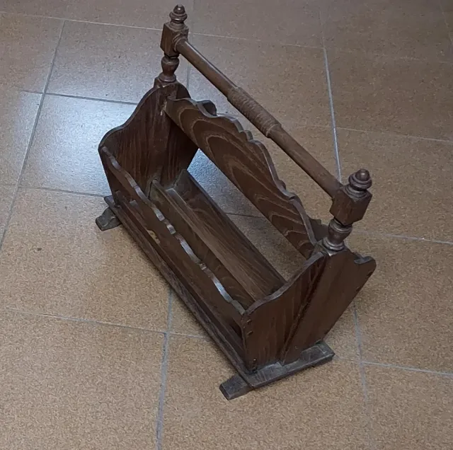 Revistero antiguo de madera