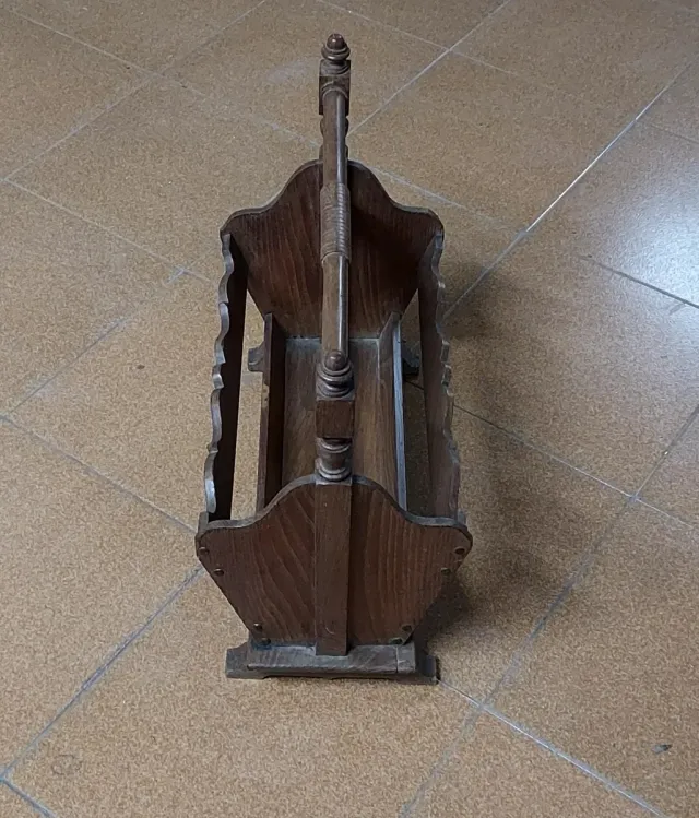 Revistero antiguo de madera