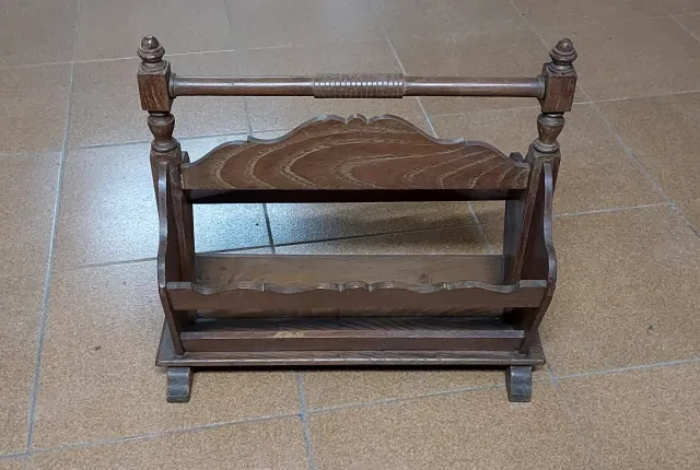 Revistero antiguo de madera