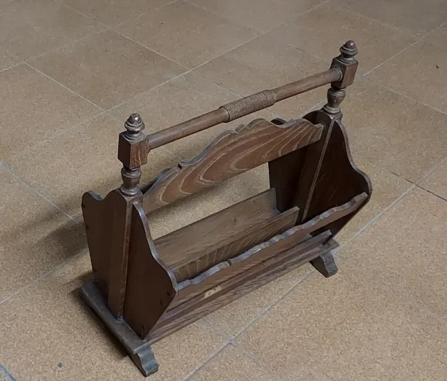 Revistero antiguo de madera