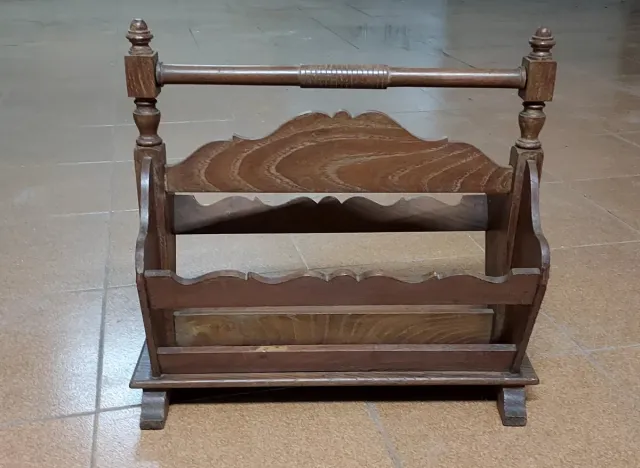 Revistero antiguo de madera