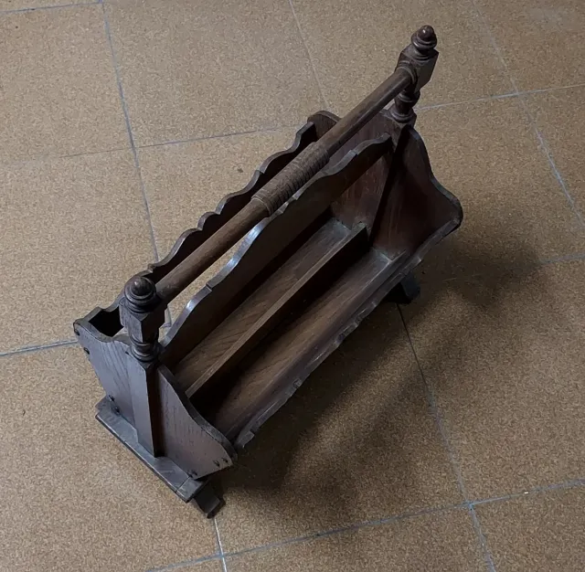 Revistero antiguo de madera