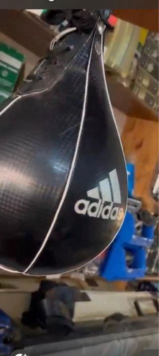 Pera boxeo, banco y barra con pesas