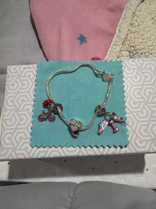 Pulsera Plata con 3 Charms, se entrega con cajita