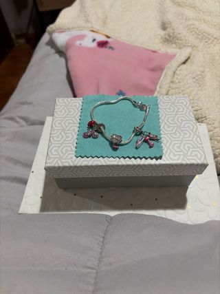 Pulsera Plata con 3 Charms, se entrega con cajita