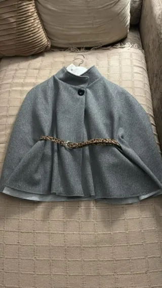 Capa gris con cinturón