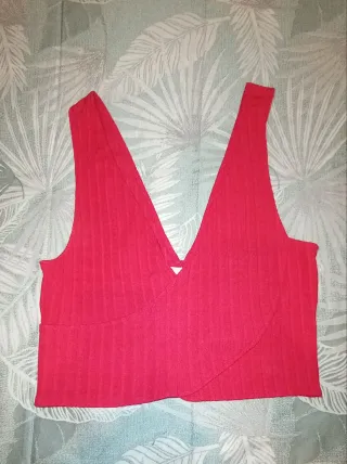 Top asimétrico fucsia