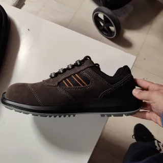 Zapatos de seguridad marrones y negros