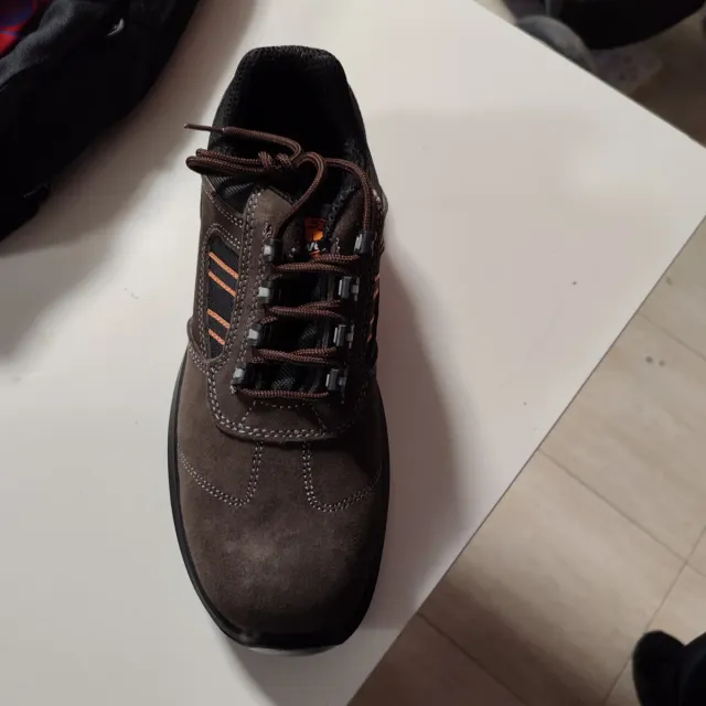 Zapatos de seguridad marrones y negros
