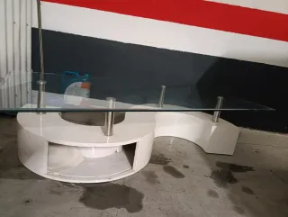 Tavolino in cristallo con base bianca