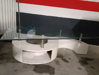 Tavolino in cristallo con base bianca