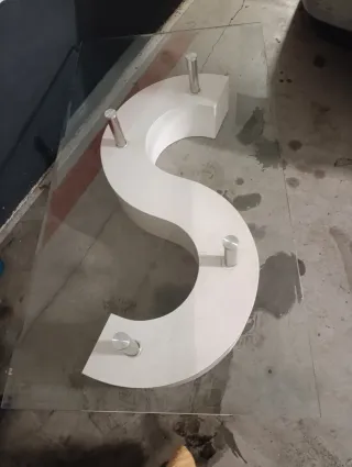 Tavolino in cristallo con base bianca