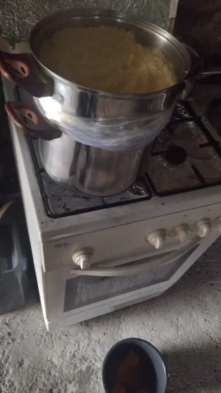 Tavolino in cristallo con base bianca