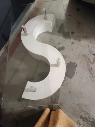 Tavolino in cristallo con base bianca