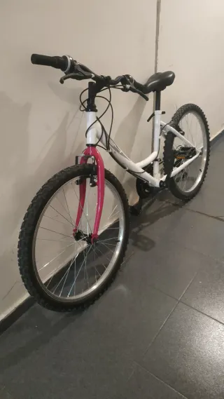 Bicicleta paseo/montaña blanca y rosa, 8 a 12 años