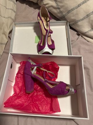 Sandalias de vestir moradas y plateadas
