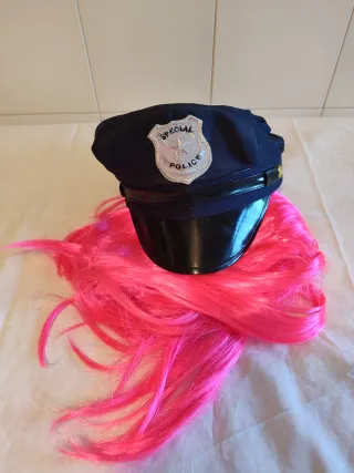 Gorro de policia y peluca