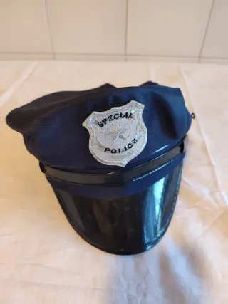 Gorro de policia y peluca