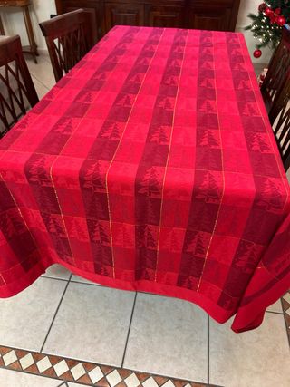 Tovaglia natalizia rossa con alberi