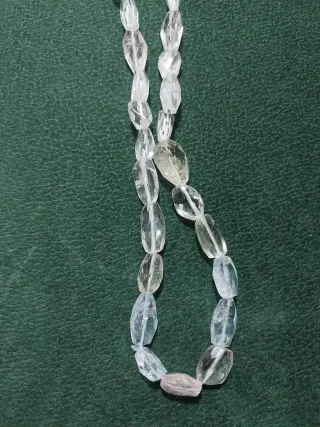 Collar de cuarzo blanco con cierre dorado