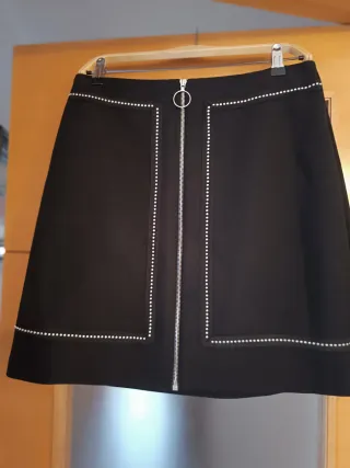 Falda Maje Negra Mini con Cremallera y Tachuelas