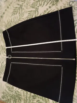 Falda Maje Negra Mini con Cremallera y Tachuelas