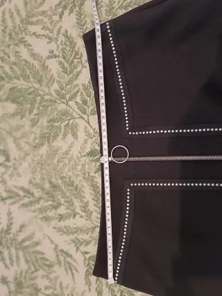 Falda Maje Negra Mini con Cremallera y Tachuelas