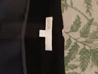 Falda Maje Negra Mini con Cremallera y Tachuelas