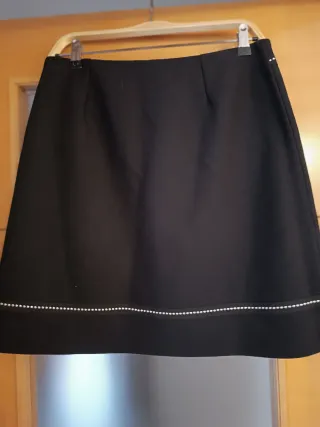 Falda Maje Negra Mini con Cremallera y Tachuelas
