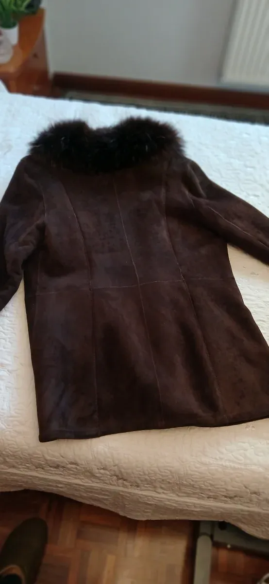 Chaquetón marrón con cuello de pelo