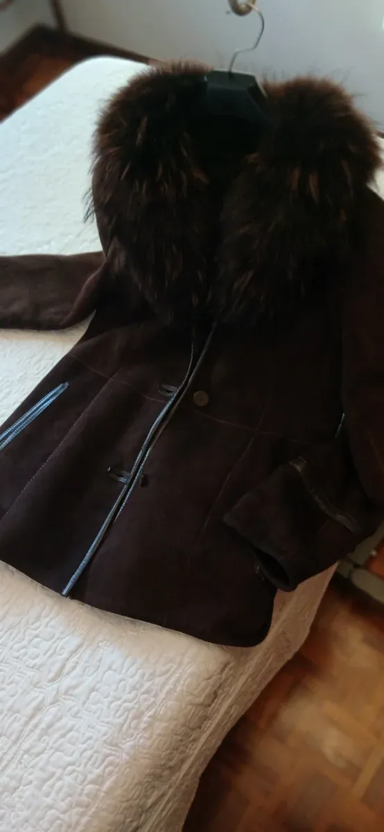 Chaquetón marrón con cuello de pelo