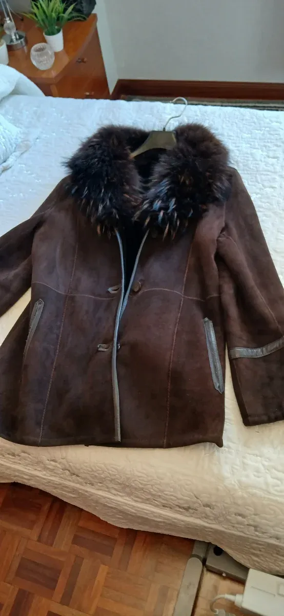 Chaquetón marrón con cuello de pelo