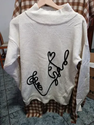 Jersey blanco con dibujo negro