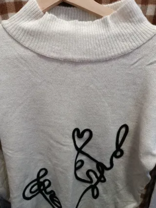 Jersey blanco con dibujo negro