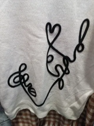 Jersey blanco con dibujo negro