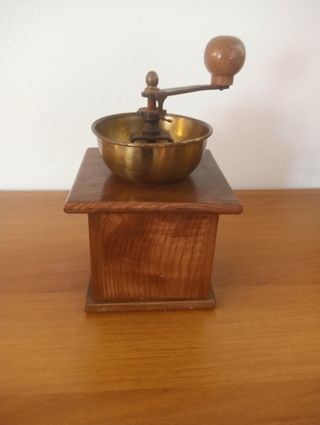 Macinino da caffè vintage in legno e ottone