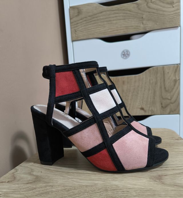 SIN ESTRENAR Sandalias de tacón